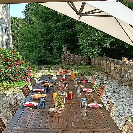 Chateau De La Combe Bed & Breakfast 4*