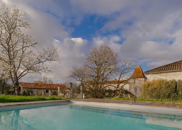 Chateau De La Combe فندق مبيت وإفطار 4*